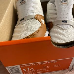 Boys Nike Kyrie Flytrap Sz 11 New, never worn